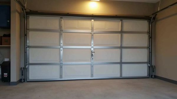 Renforcez l'isolation d'une porte de garage sectionnelle facilement